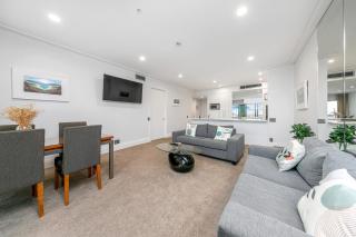 Sophisticated Spacious APT w Stunning Harbour View - 7