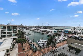 Sophisticated Spacious APT w Stunning Harbour View - 3