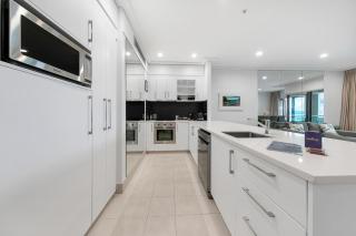 Sophisticated Spacious APT w Stunning Harbour View - 1