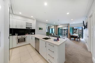 Elegant Waterfront Apartment with Harbour View - 9