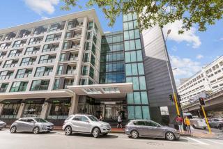 Elegant Waterfront Apartment with Harbour View - 3