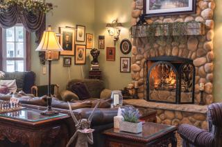 Hearthstone Inn & Suites - 9