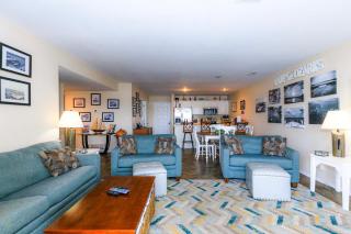 Pool Days & Water Fun Await: Lake Ozark Escape! - 5