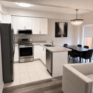 Bright Family Retreat 1 Min from Highway 403 - 4