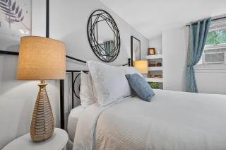Oversized Renovated Furnished Studio Near Longwood - 3