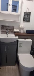 Small double self contained room central Torquay - 9