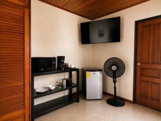 Habitación con baño, parqueo y seguridad - 3
