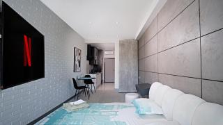 "Ibiza Apartments" by Arcadia Sky - студія з патіо - 5 хвилин до моря - зона BBQ - паркінг - укриття - швидке заселення - 8
