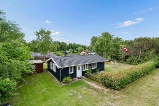 Lovely Holiday Home With Garden Near Water - 0