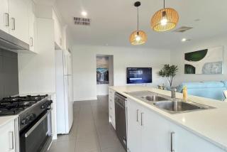 Comfort Retreat VIC Officer 5BR WiFi Parking - 1
