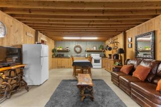 Spacious & Unique Cabin l Sleeps 10 l Brimstone Access l Hot Tubs - 8