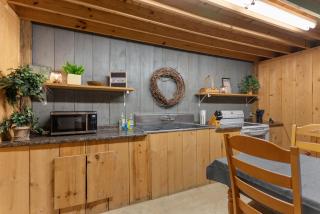 Spacious & Unique Cabin l Sleeps 10 l Brimstone Access l Hot Tubs - 5