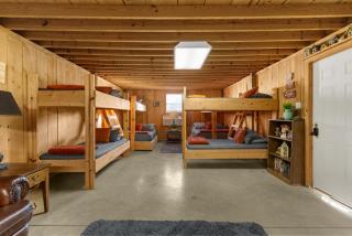 Spacious & Unique Cabin l Sleeps 10 l Brimstone Access l Hot Tubs - 3