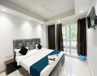 Hotel fabulous - Malviya Nagar - 1