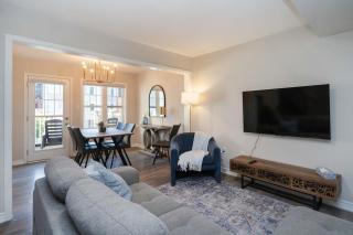 Opulent Chic Town Home in the Heart of Oakville - 6
