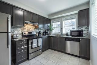 Opulent Chic Town Home in the Heart of Oakville - 3