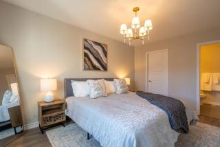 Opulent Chic Town Home in the Heart of Oakville - 2