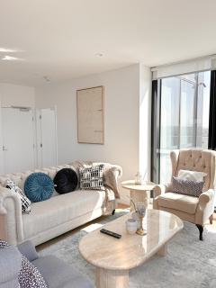 StayAU Elegant 3BR Penthouse with Stunning Views - 6
