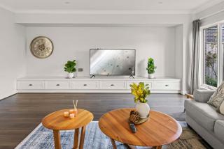 StayAU Contemporary 5BRM Families Home Point Cook - 2