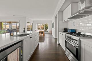 StayAU Contemporary 5BRM Families Home Point Cook - 1