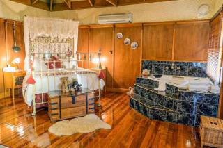 StayAU Ironbark Cottage Romantic Retreat Dandenong - 8