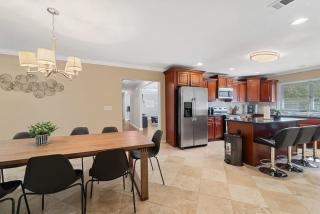 Atlanta Family Retreat Stylish 4BR Sleeps 8 - 4