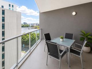Brisbane CBD Apartment with Resort Amenities - 3