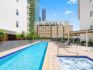 Brisbane CBD Apartment with Resort Amenities - 1