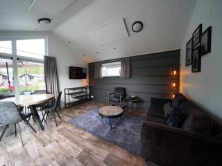Cozy Kaatsheuvel Chalet - 8