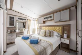 Costa Mare - 3-bedroom Caravan with beautiful views across the harbour in Rockley Park - 6