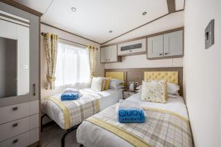 Costa Mare - 3-bedroom Caravan with beautiful views across the harbour in Rockley Park - 4