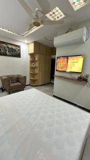 Modern 1BHK Self Check-in Fast WiFi B-17 - 1