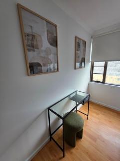 4BR Carlisle Stay Near Airport & Stadium Sleeps 8 - 6