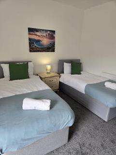 Modern 3BDR Home l Sleeps 5 l Free Parking l Close to Train station and Shops - 4
