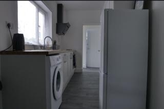 Modern 3BDR Home l Sleeps 5 l Free Parking l Close to Train station and Shops - 3