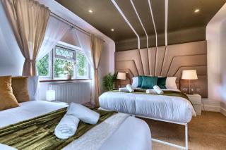Large 4-Bed House with Hot Tub and Free Parking - 2