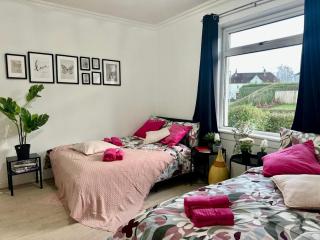 Cosy 2BR flat on Holly Street, Sleeps 8 - 9