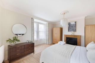 Stylish 4BR Victorian Home Parking with EV Charger - 1