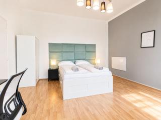 Cozy 1BR Near U3 & Danube Great for Long Stays - 2