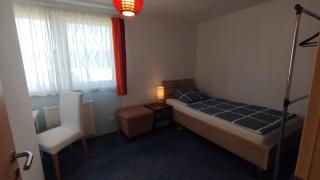 Gästehaus mit 3 separaten Schlafbereichen, Terrasse und Carport - 7