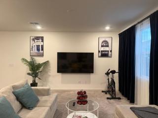 Modern Quiet 5BR 4BA HOME Close To Strip - 0