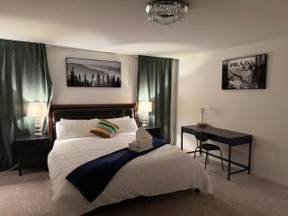 Modern Quiet 5BR 4BA HOME Close To Strip - 4