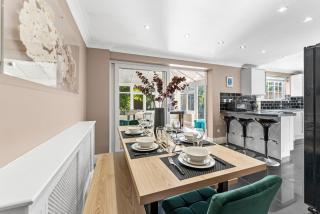 4-Bed Bracknell Escape - Games Room & Parking - 6