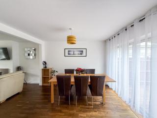 Bassetts -Modern 3 bed and 2 bath House - Contractor and Family ready - 5
