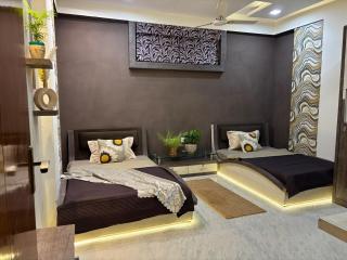 Homly Stays 4BHK Apartment Saket - 9