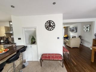 Bassetts -Modern 3 bed and 2 bath House - Contractor and Family ready - 4