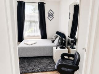 Located in London, next to Forest Hill train station , Studio Apartment nice relaxing chill spot - 8