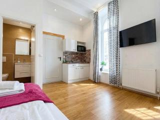 Affordable Apartment 6 Minutes from Lugner City Sleeps 3 - 4