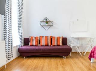 Affordable Apartment 6 Minutes from Lugner City Sleeps 3 - 8