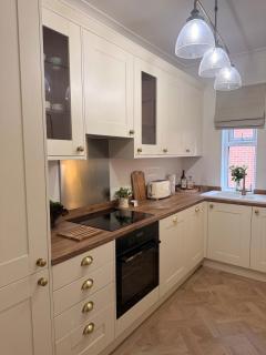 Newly refurbished stunning two bed apartment - 1